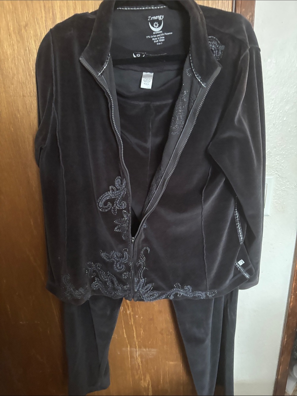 Znergy Women's Black Velour Two-Piece Lounge Set